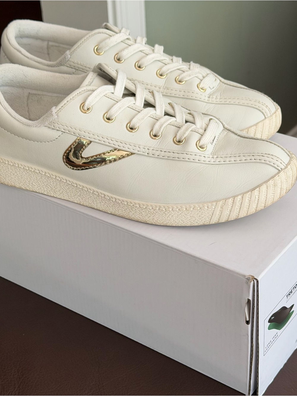 Tretorn White Leather Sneakers with Gold logo size 8.5